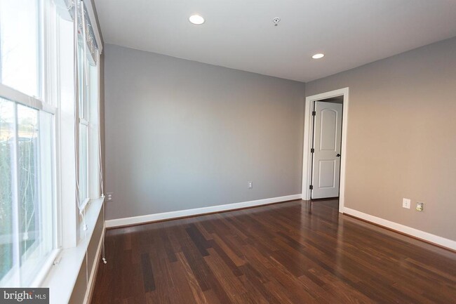 Photo - 428 Grand St Townhome