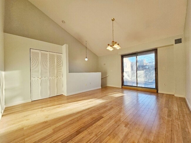 Building Photo - Beautiful renovated 3 bed 2 bath townhouse with deeded parking and easy Highway access