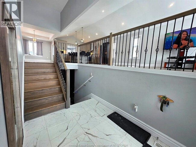 Photo - 21 Noble CRT