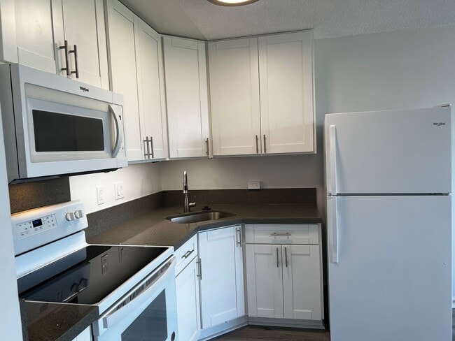 Building Photo - Top Floor, Corner Unit 701