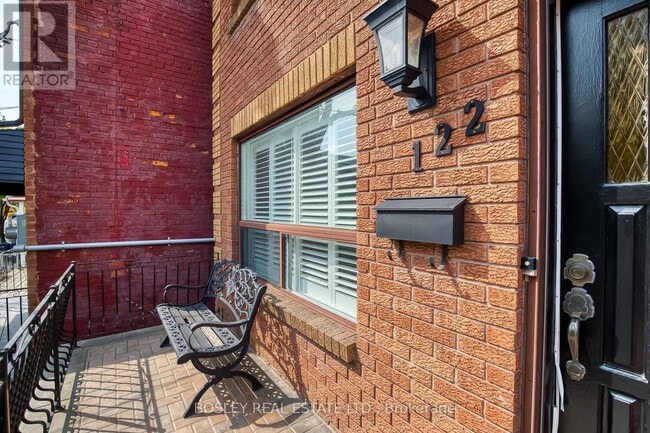 Photo - 122 Lisgar St
