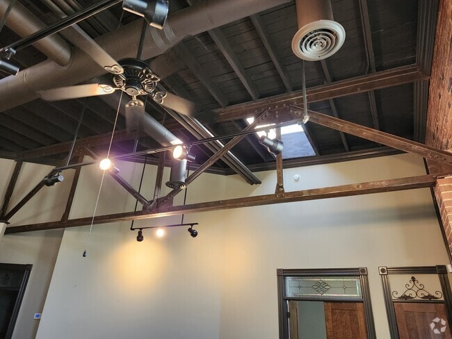 Building Photo - 380 N Goldthwaite St Rental