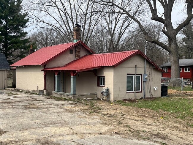 Building Photo - 622 Highland-