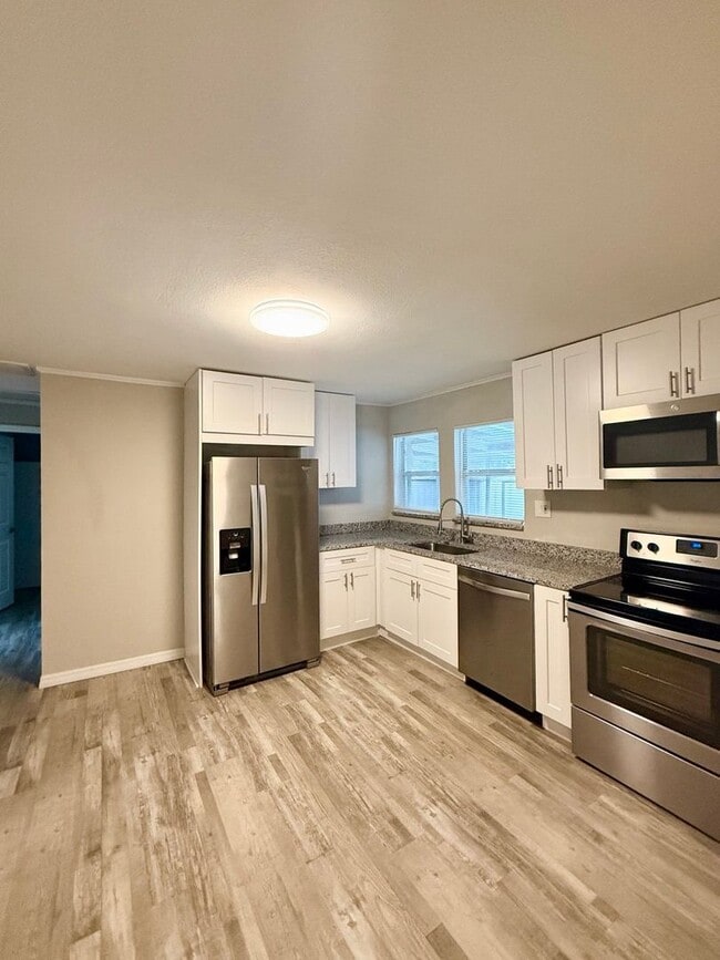 Photo - Dual Living Delight in the Heart of Lakeland!