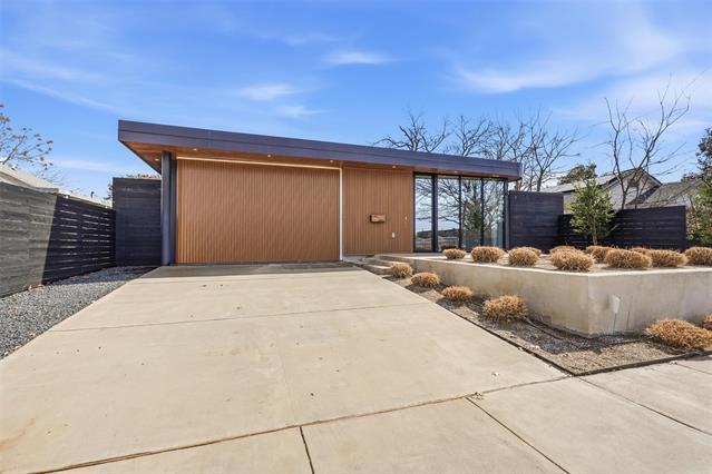 Photo - 6822 Victoria Ave