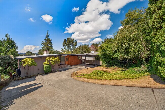 Building Photo - Cool Retro Rambler with daylight basement. 3 bedrooms 2 bathrooms. Beautiful West Kent Valley Vi...