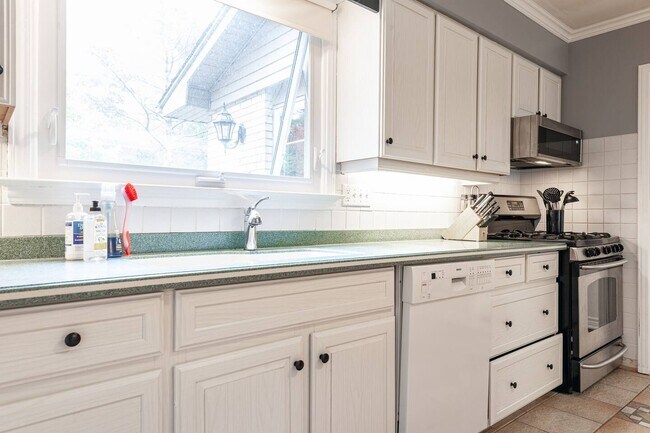 Building Photo - Spacious 4-Bedroom Family Home with Finished Basement & Double Garage – Available July 1st