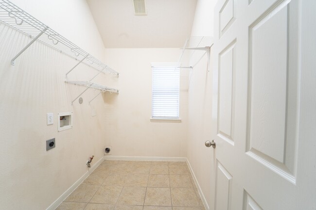 Building Photo - 2910 Sandleigh Dr