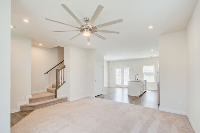 255 Goldenstar Ln