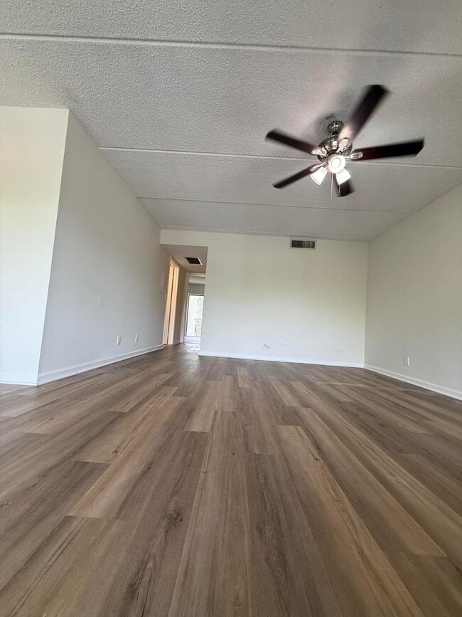 Photo - 2000 Springdale Blvd Unit 204