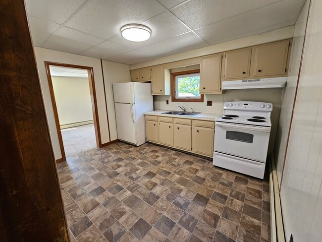 Kitchen - 140 W Utica St Unit 140 1/2 Upper