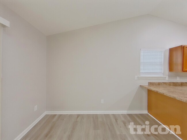 Photo - 427 Lynnell Way