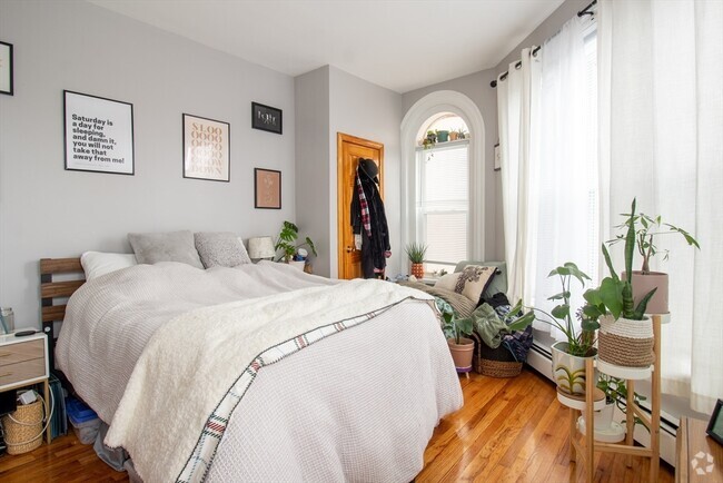 Building Photo - 117 Elm St Unit #2 Rental