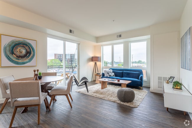 2BR,2BA,1128SF