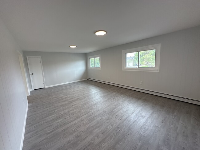 Large Living Room - 52 Arcadia Rd Apartments