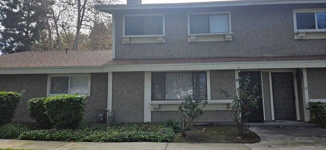 Building Photo - ***COMING SOON***Beautifully Maintained & Convenient Townhome