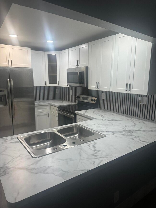 Building Photo - 207 NW 32nd Ct Unit 106
