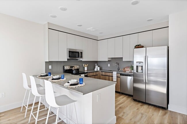 Photo - 433 62nd St
