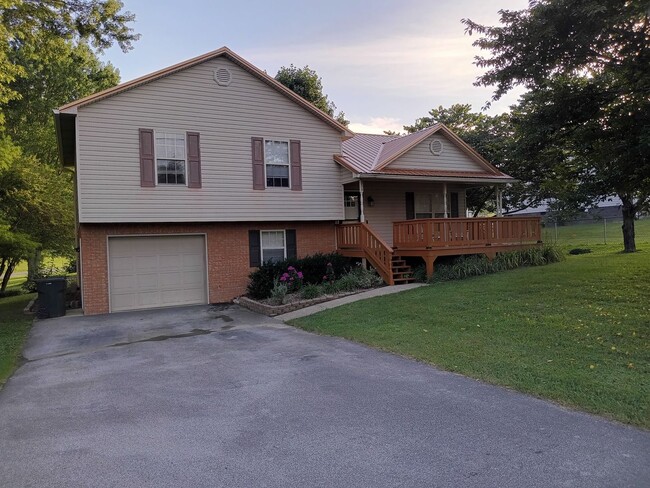 Photo - 4 Bedroom / 2 Bath Home - Johnson City, TN