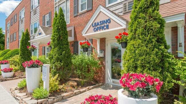 At Beacon Square, our on-site management and maintenance team is dedicated to making your apartment dreams a reality, ensuring your peace of mind.