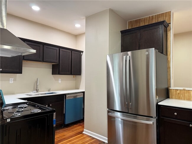 Photo - 483 Alexander St