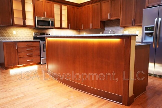 Photo - 208 E 4th St