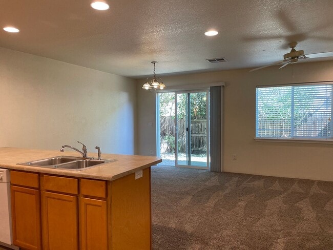 Photo - Very Nice 3 Bedroom 2.5 Bathroom Townhome ...