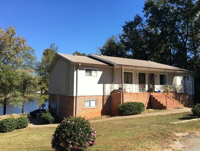 Photo - 215 Hammond Cir