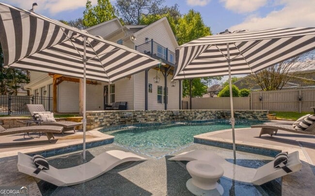 Photo - 8175 Main St