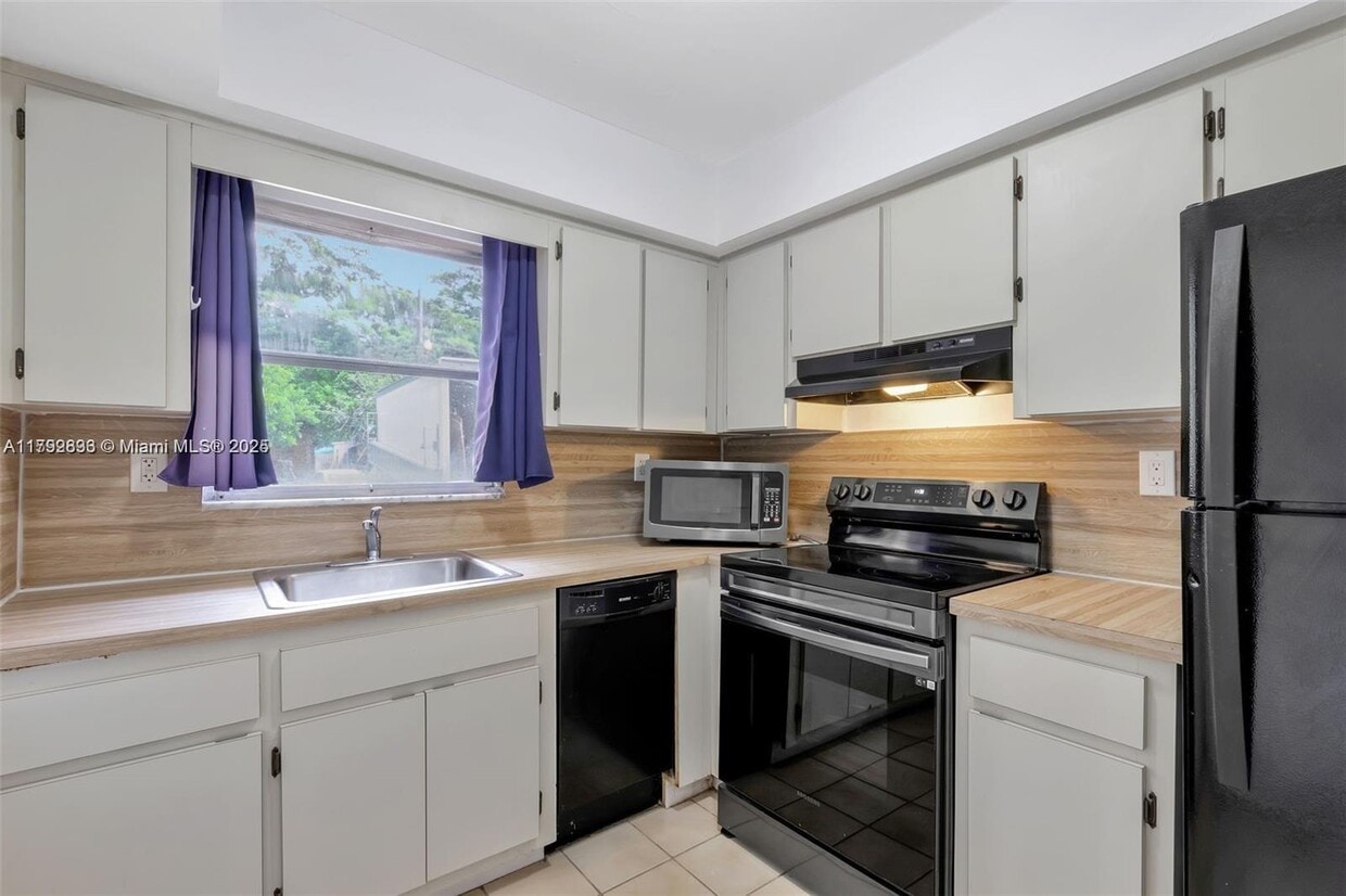 Photo - 6141 SW 42nd Ct (Davie, FL)