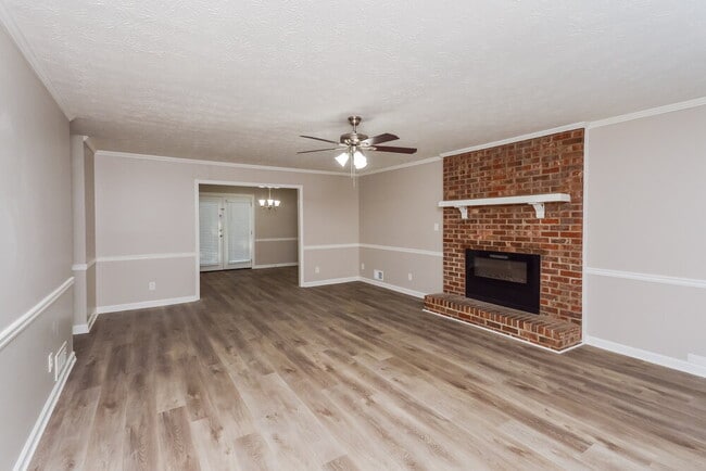 Photo - 661 Greenview Ave SE