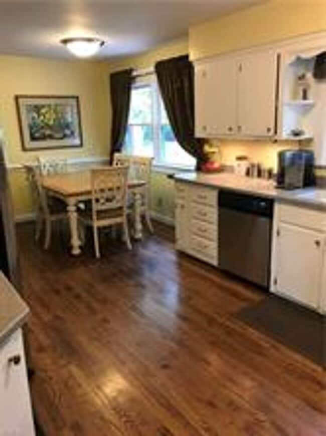 Photo - 4 Bedroom 2.5 bath Located in Larkspur VB