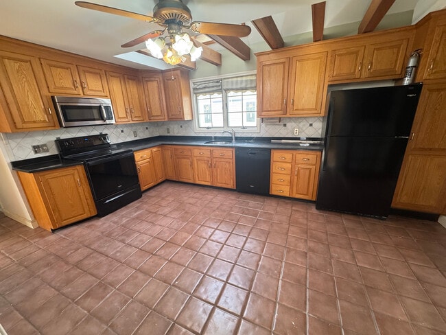 Building Photo - 11 Linwood Ave Unit 2