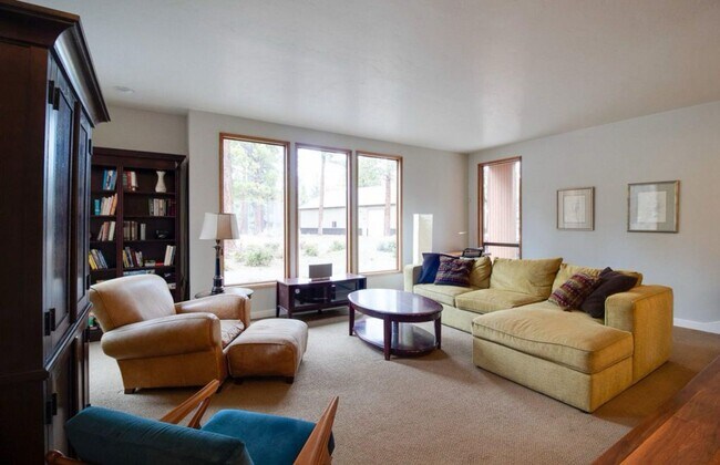 Photo - Fantastic 3-Bdr Home with Private Airport ...