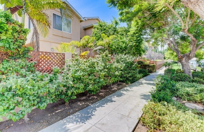 Building Photo - 1939 Felspar St Unit 1939