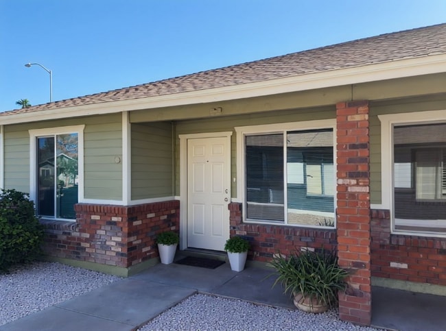 Building Photo - 608 S Pioneer