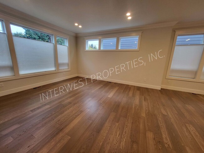 Photo - 4 bd 3.5ba dream home in the heart of the Woodlawn District w/Washer/Dryer, Garage & Gas Fireplace!