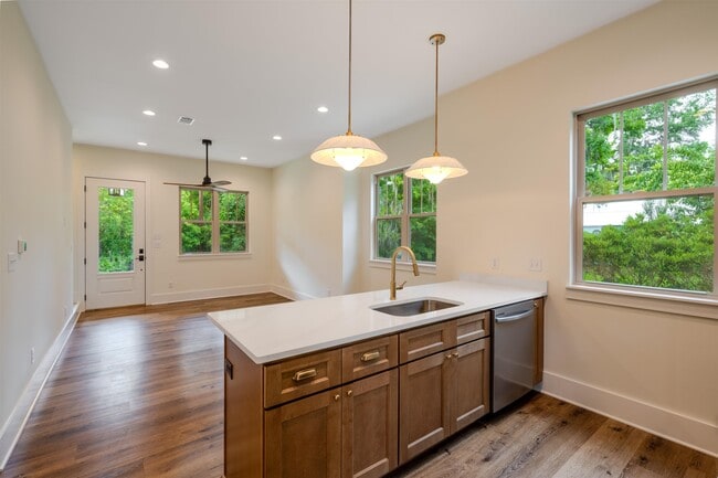 Photo - 637 E Seaboard St