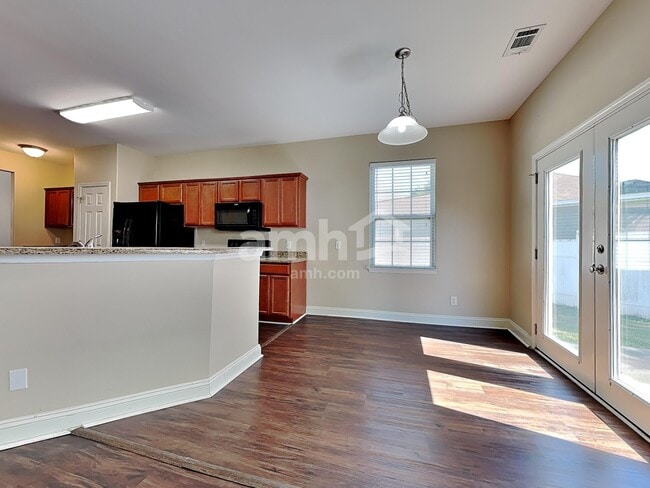 Photo - 830 Hyacinth Cir