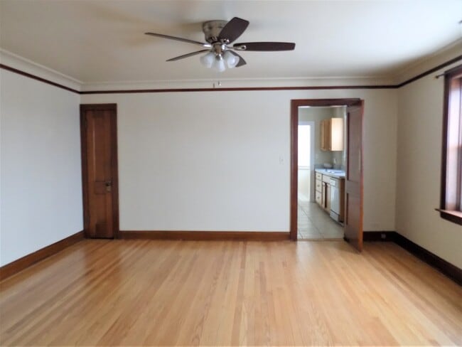 Photo - 328 Green Bay Rd