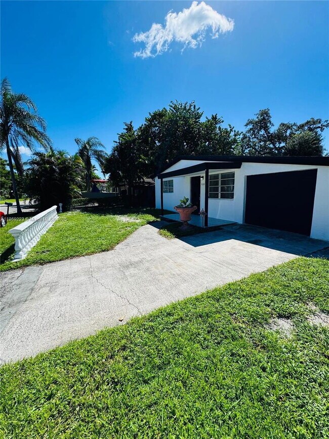 Photo - 5630 Simms St