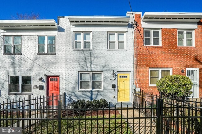 Building Photo - 4214 Gault Pl NE Rental