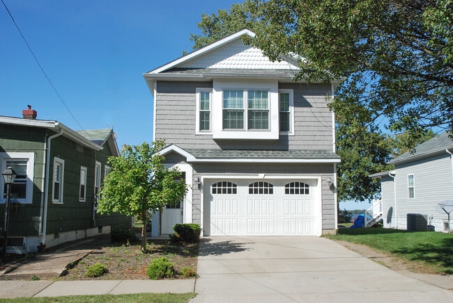 Building Photo - 808 W 2nd St Unit One