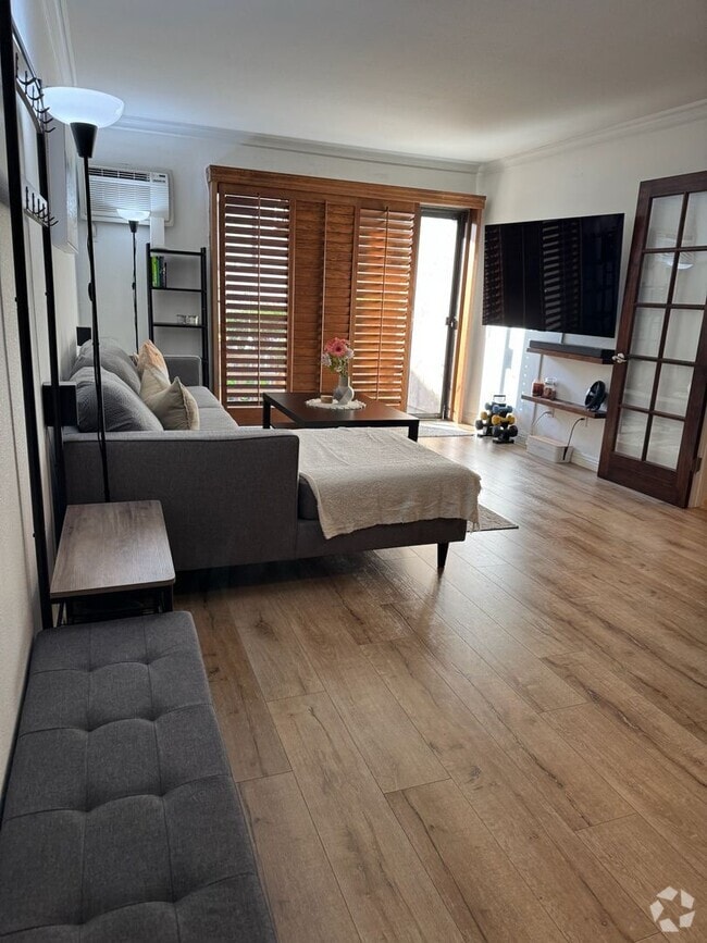 Building Photo - Spacious 1 bedroom condo centrally located...