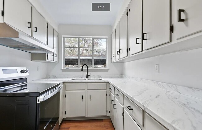 Photo - 236 E 60th St Unidad 4