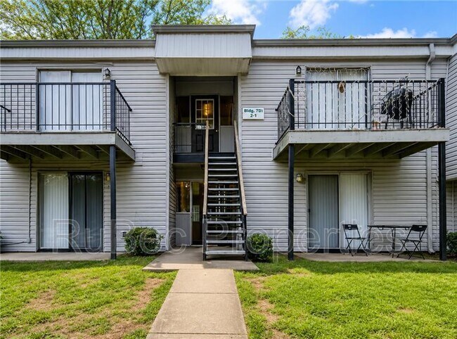 Building Photo - 702 Farmhurst Dr Unit N