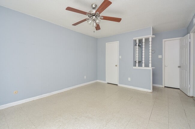 Building Photo - 9009 Richmond Ave Unit 411