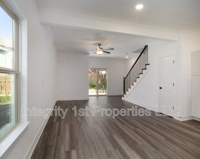 Photo - 8827 N Helena Ave