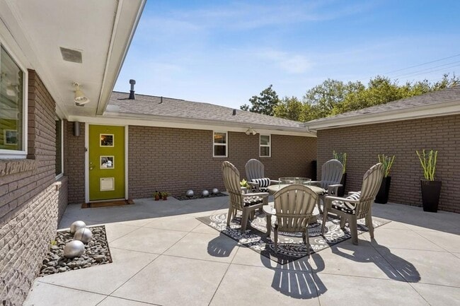 Photo - 102 N Dabney Dr