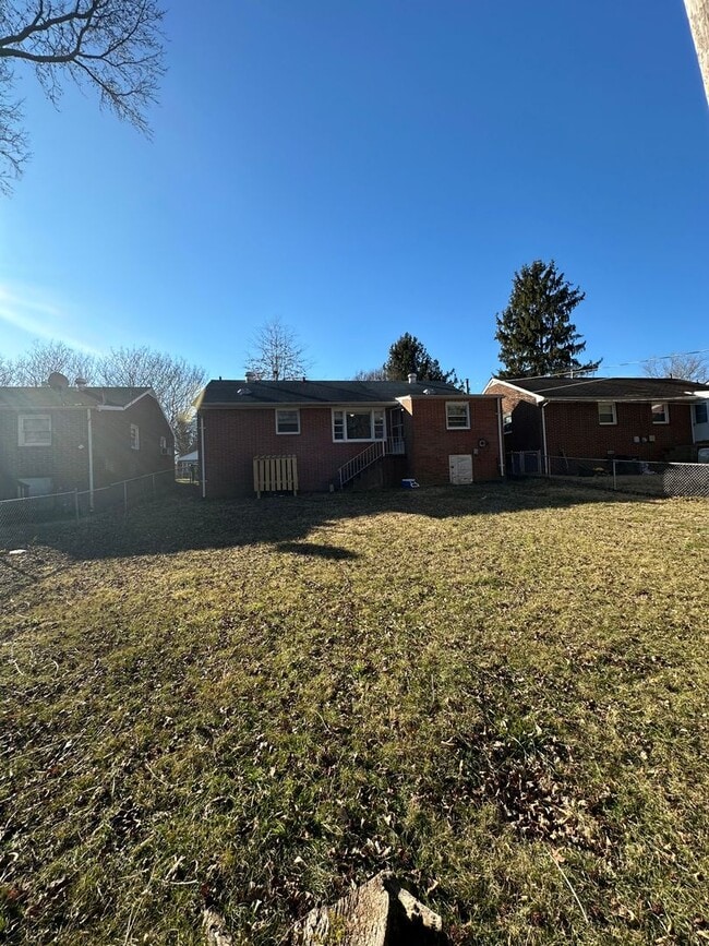 Photo - 3 bedroom house in Fulton Hill! Laundry, Central HVAC All electric, big fenced yard, hardwoods